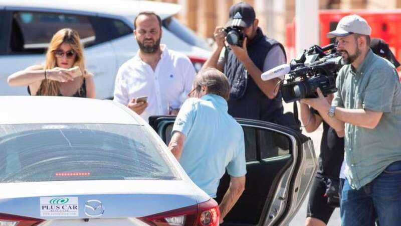 Imagen de algunos de los huéspedes del hotel abandonando las instalaciones la semana pasada (Borja Suárez/C7)